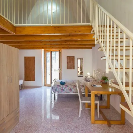 Dimora Corte Antica Bed and Breakfast 3*