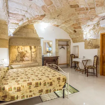 Dimora Corte Antica Bed and Breakfast 3*